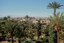 Image du Maroc Professionnelle de  Une vue des toits de la Médina de Marrakech la ville rouge prise de l'hotel la Mamounia. Au fond les la chaine de montagne les Jbilates, Mercredi 16 Mars 1994. (Photo / Abdeljalil Bounhar) 